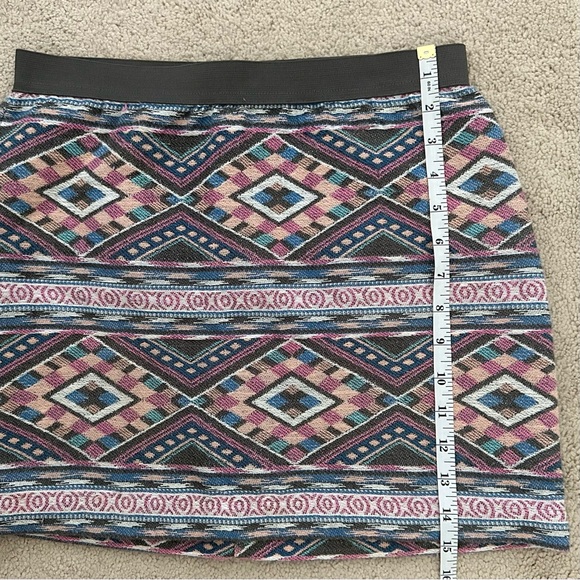 Southwestern Tribal Aztec Print Mini Skirt - Boho American Eagle 00s y2k - Picture 14 of 17